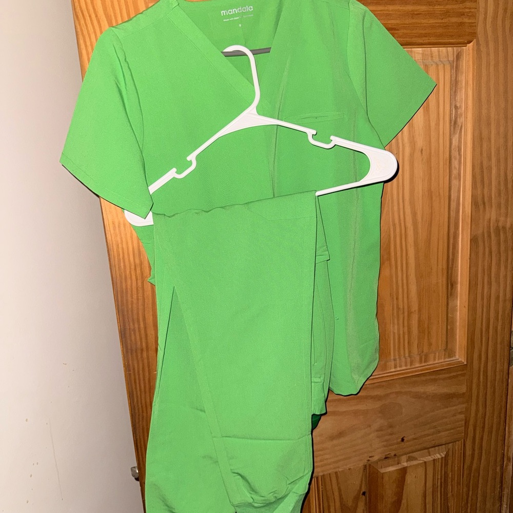 Mandala Women’s V-Neck Scrub Set in Bright Green
